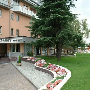 Embassy 3* Pero